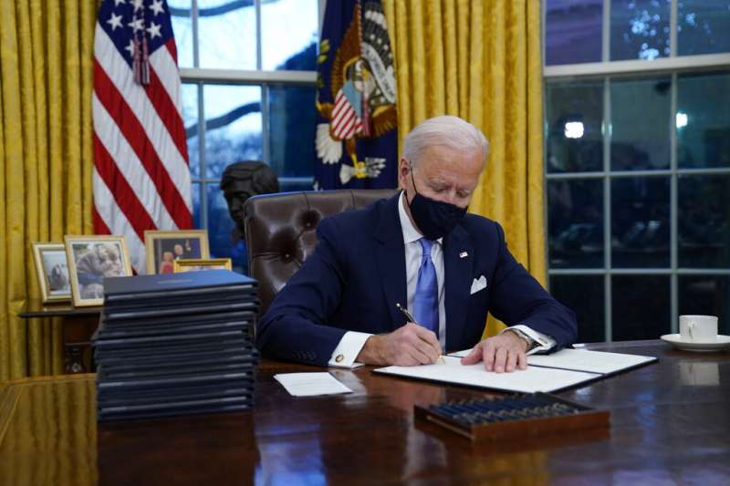 2021年1月20日，拜登就任第46位美國總統後，立即在白宮的橢圓形辦公室簽署了第一份行政命令。（美聯社）