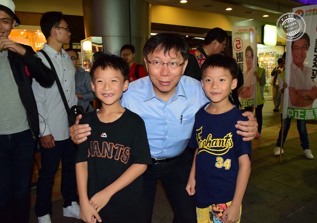 台北市長柯文哲掃街時與孩童合照。圖片來源：豬柚-公民議題相簿