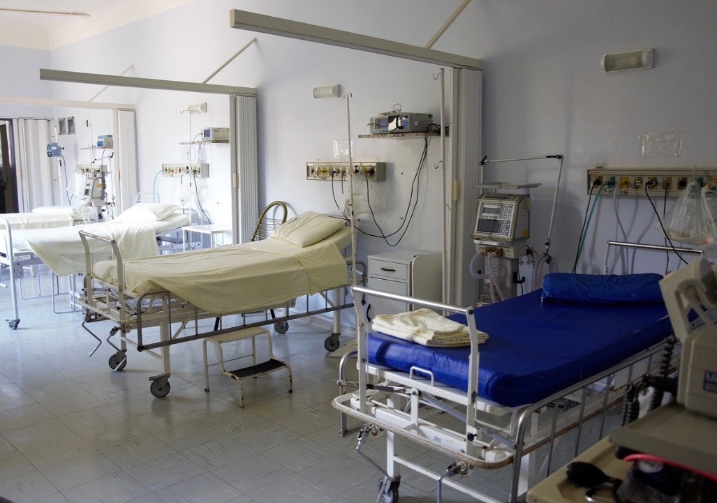 醫院在颱風天是否要停診，引來公平會注意。圖片來源：SilasCarmargo