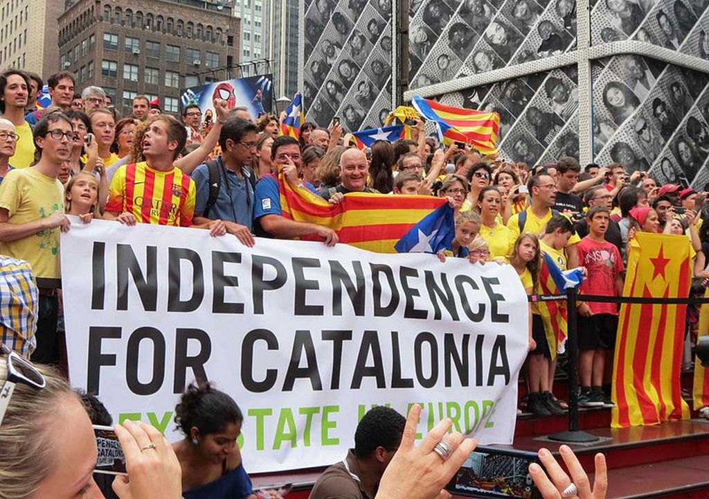 支持加泰隆尼亞獨立的遊行示威。封面圖片取自Liz Castro
