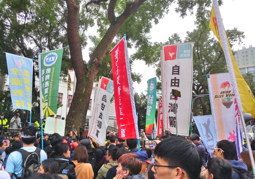 11/24自由台灣黨與其他勞團，在青島東路上聲援抗議，現場與警方發生對峙。