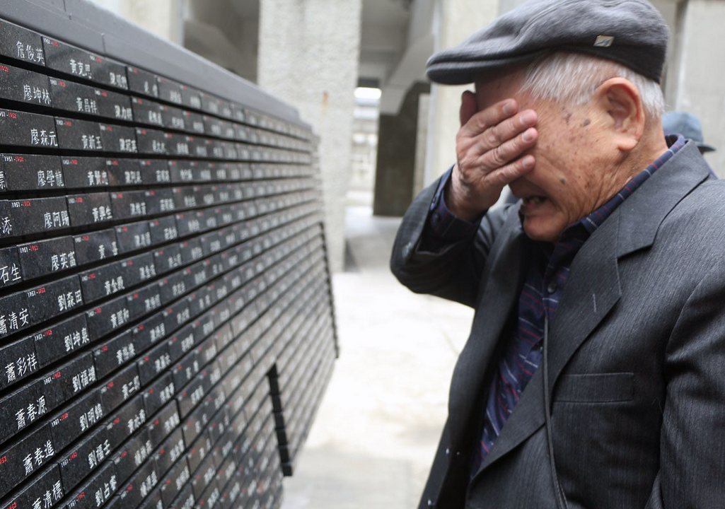 圖為吳聲潤前輩找到同案難友的錄名碑石，忍不住當場掩面痛哭。來自國家人權博物館籌備處