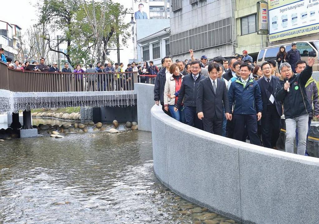 台中市長林佳龍與行政院長賴清德等視察整治後的綠川