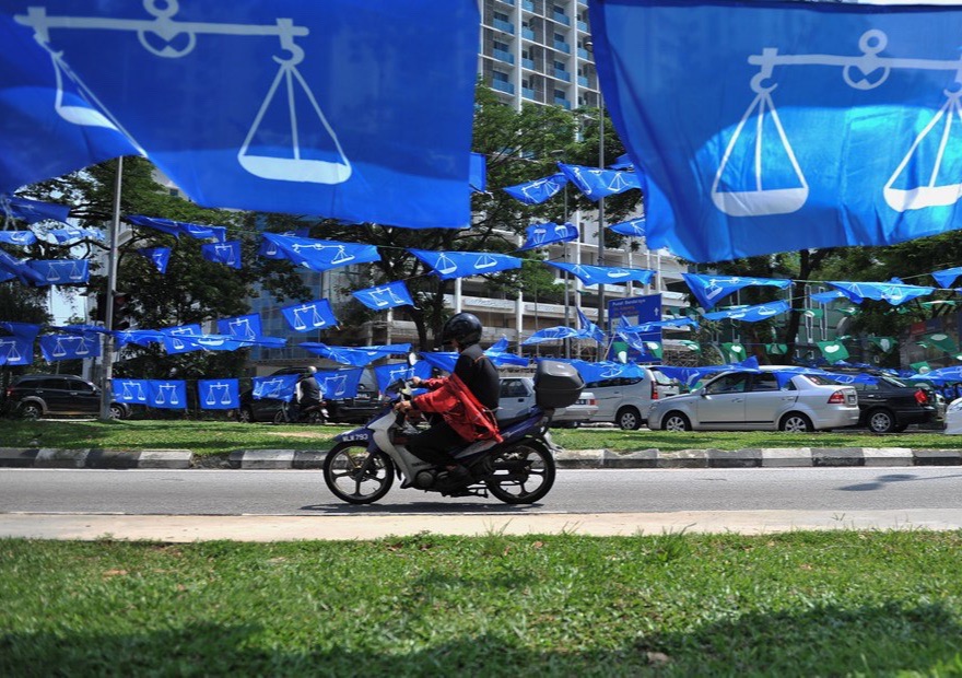 照片為國民陣線於選舉用的旗幟，國陣執政60年的馬來西亞已輪替為希望聯盟執政。