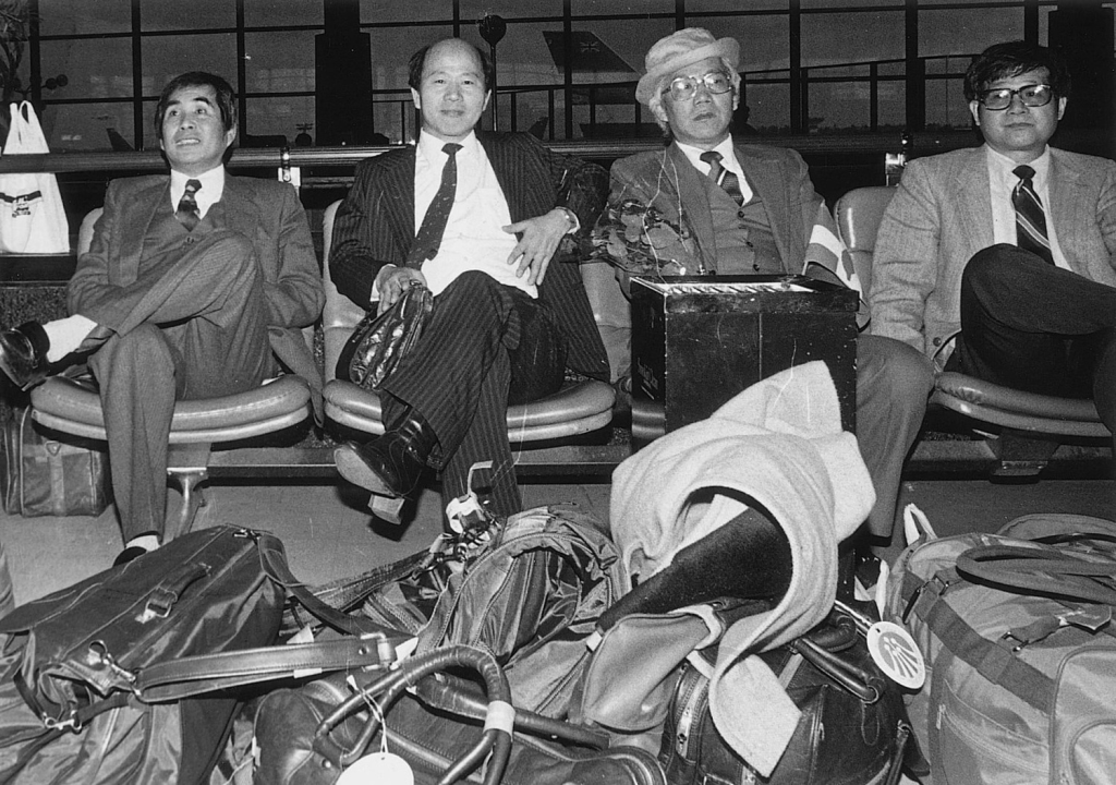 1986年11月30日「台灣人民自救宣言」起草人之一、前立委謝聰敏（左一）、前民進黨主席許信良（左二）、台灣民主運動從事者林水泉（右二）自日本成田機場搭機，意圖闖關回到台灣，最後因國泰航空拒絕讓他們三人登機而無法成行。 圖：許信良提供（資料照片）