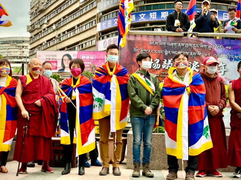 范雲、林飛帆、苗博雅參加西藏抗暴62周年紀念遊行。圖/范雲臉書