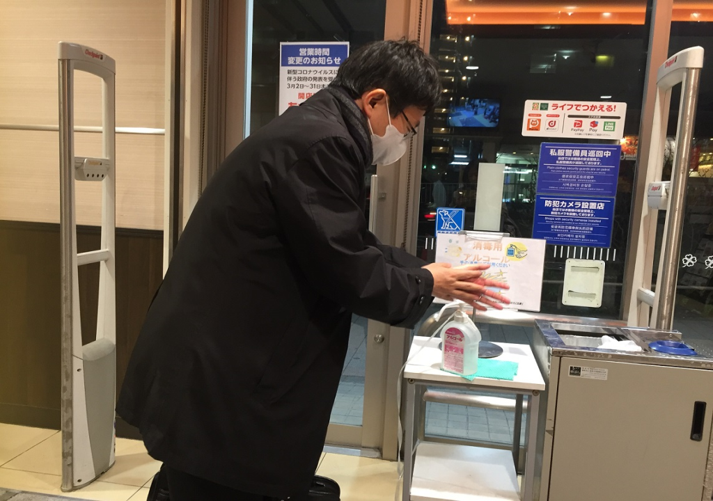 日本防疫靠民間，企業或個人很認真，超市入口也都要求用酒精消毒 圖：劉黎兒/攝