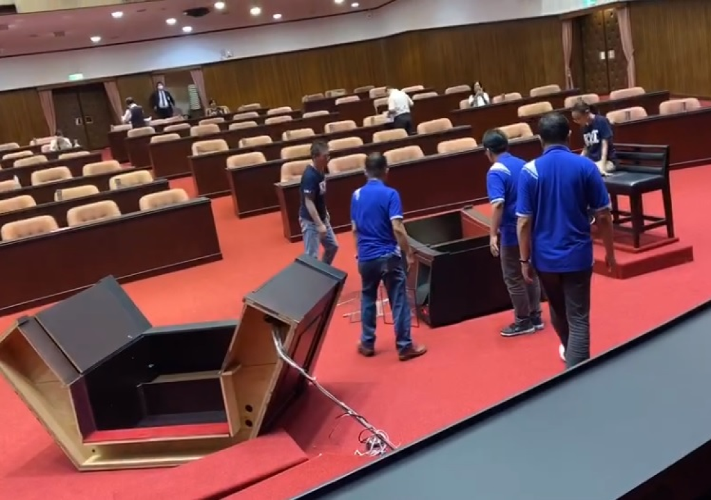 藍委今早搶佔主席台，並當場將備詢台摔爛。 圖：翻攝自Youtube