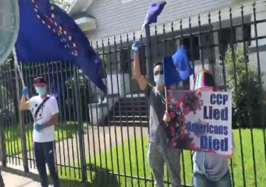 中國駐休士頓領事館員工離開時，約有100名抗議者揮舞旗幟譴責中國共產黨。 圖：翻攝自推特