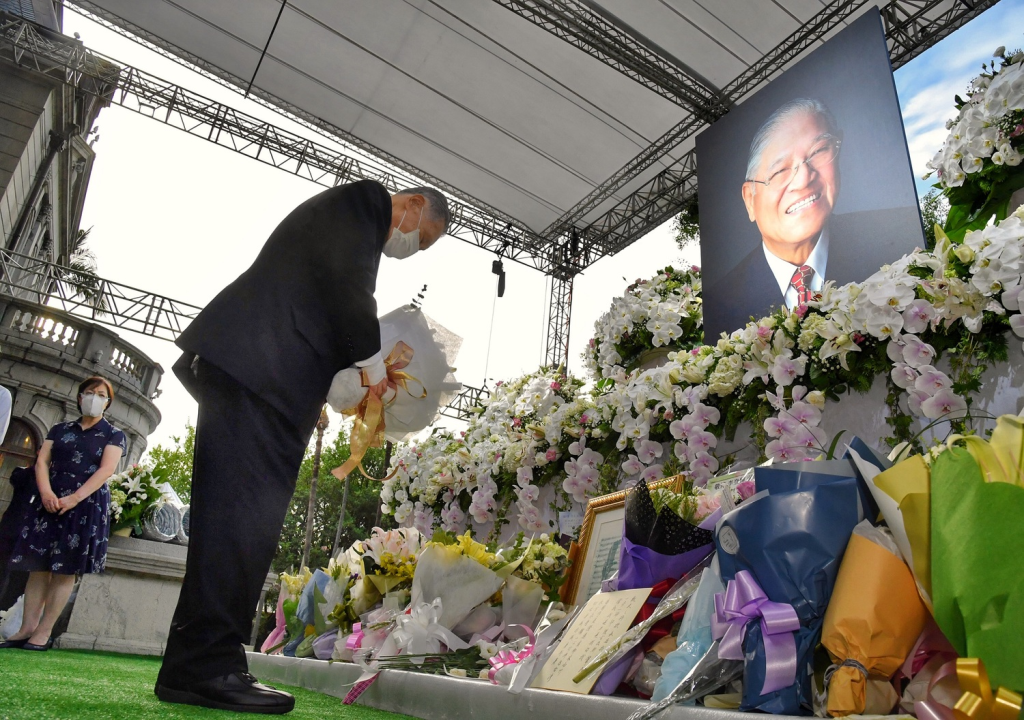 前日本首相森喜朗親赴台北賓館弔唁前總統李登輝。 圖：中央社/提供