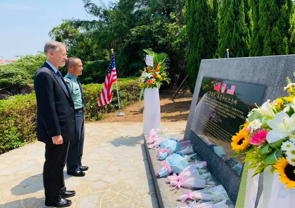 AIT處長酈英傑在今日飛到了金門，更與蔡英文總統一同為當年在戰役中犧牲殉職的國軍將士上香致敬。 圖：翻攝自美國在台協會AIT臉書