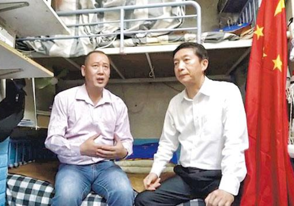 香港中聯辦主任駱惠寧於中共國慶探訪「基層市民」徐天民(左)。 圖:擷自香港中聯辦