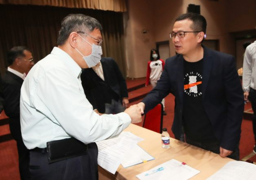 台北市長柯文哲與立委羅智強握手（資料照）