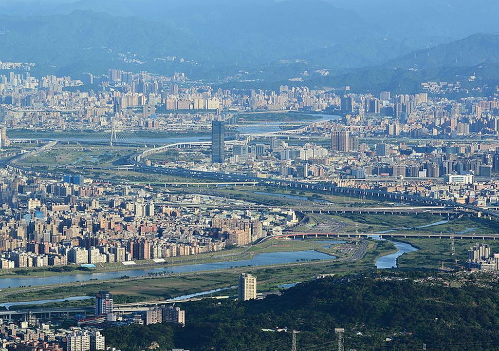 台64線快速道路連接新北市五股、蘆洲、三重、新莊、板橋、永和、中和、新店等人口密集的行政區