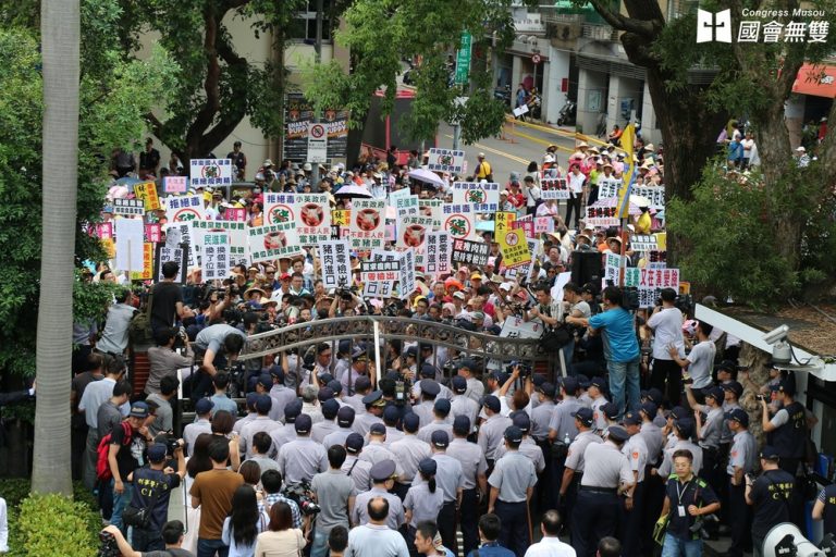 國民黨目前在國會仍有35席，照片為國民黨號召群眾在立法院前抗議。來源：維基百科