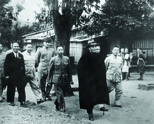 一九五零年，蔣介石在角板山歡度來台後的首次生日，作為參議員和在地主人的林瑞昌，就走在蔣介石後面、蔣經國旁邊。
