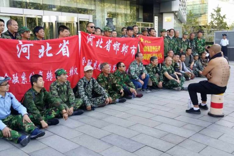 中國退伍軍人維權抗爭事件中組成「中國退伍軍人協會」，被視為非法組織加以打擊。圖/取自網路