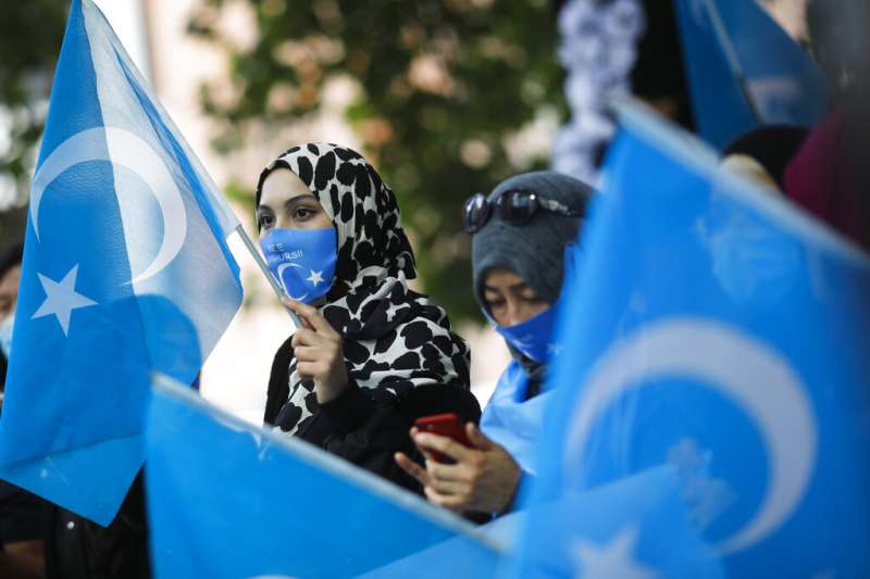 圖為中國外長王毅到訪柏林，大批維吾爾人在街頭抗議中國在新疆的「再教育營」。（資料照，美聯社）