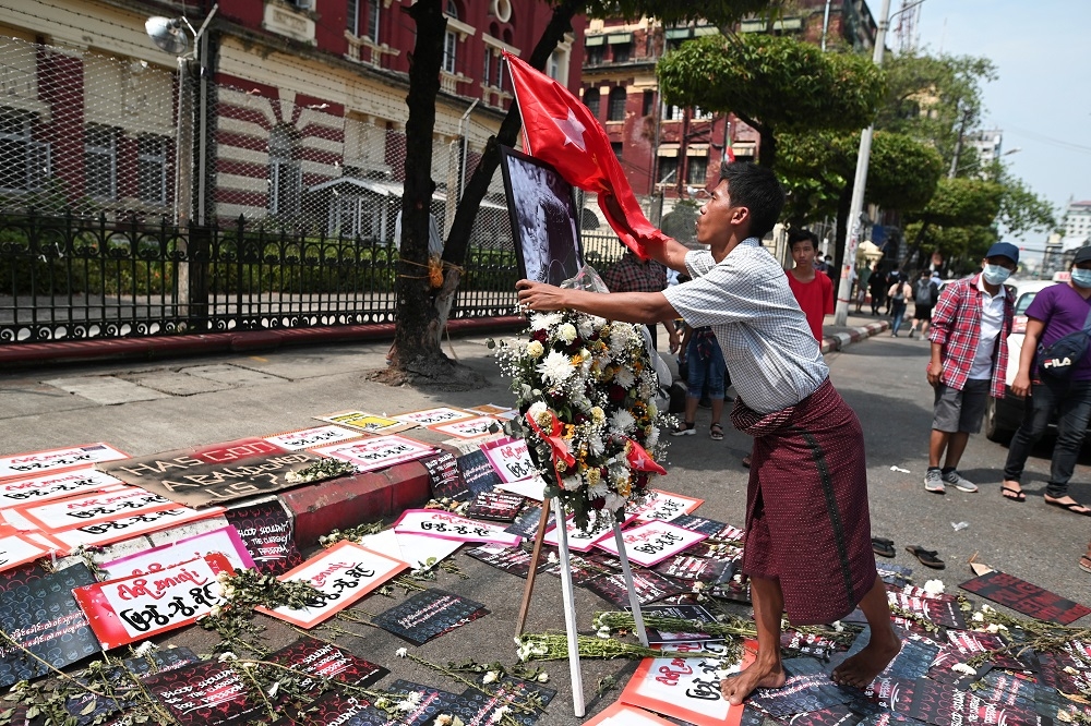 民眾為遭到緬甸軍方槍擊的示威者祈福。圖/路透社