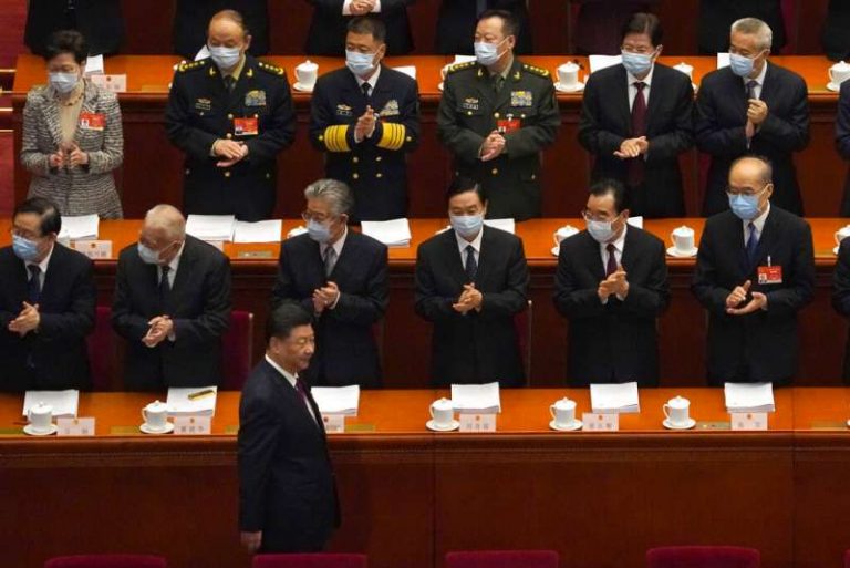 中國第十三屆全國人民代表大會第四次會議在北京召開，習近平在人大代表們的掌聲中進場。（美聯社）