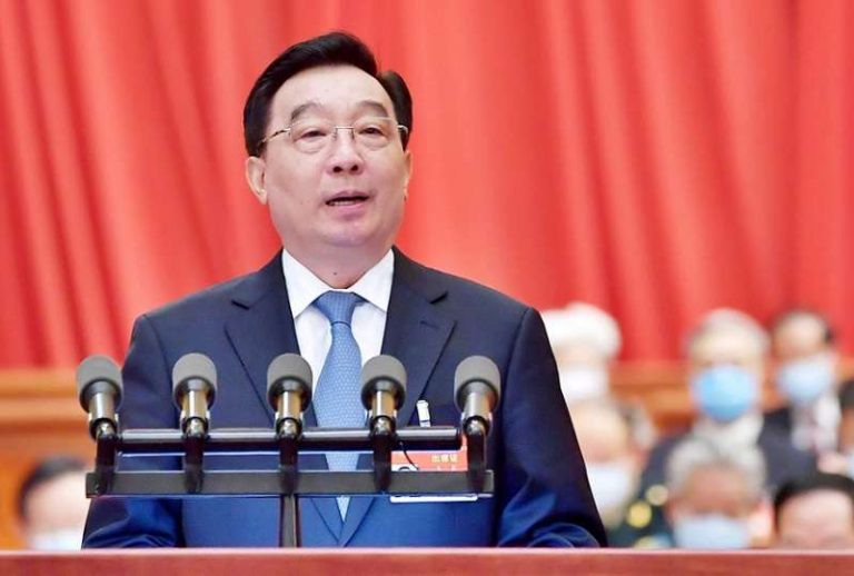 中共全國人大常委會副委員長王晨在中國人代會第四次會議，說明《關於完善香港特區選舉制度的決定（草案）》。（新華社）
