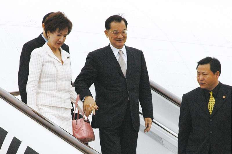 2005年4月國民黨主席連戰赴中國訪問，與中共總書記胡錦濤會面。圖/郭晉瑋攝