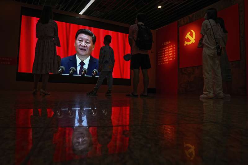 北京一處宣揚中共成就的紀念館中，民眾正在觀看習近平的影像。（美聯社）