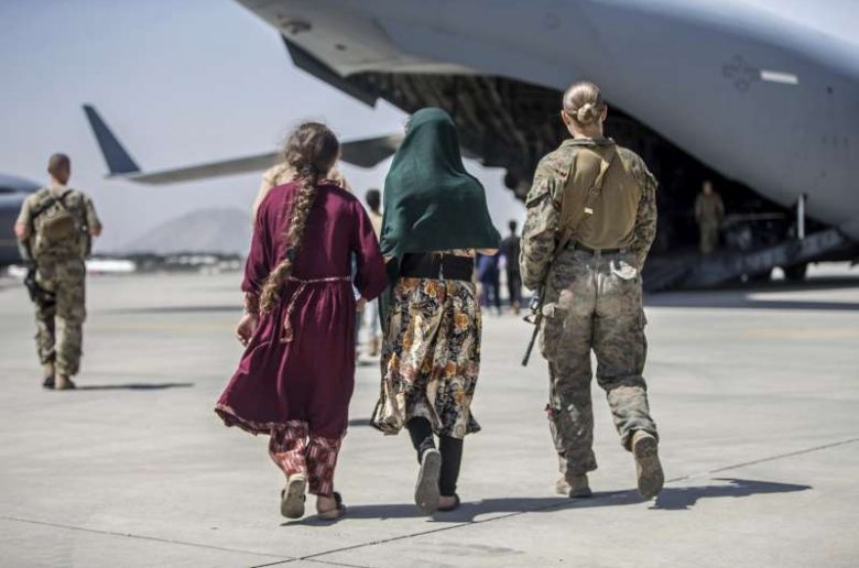 2021年8月24日，一名美軍陸戰隊24遠征隊的成員正在陪同準備撤離的阿富汗公民登機。（資料照，美聯社）