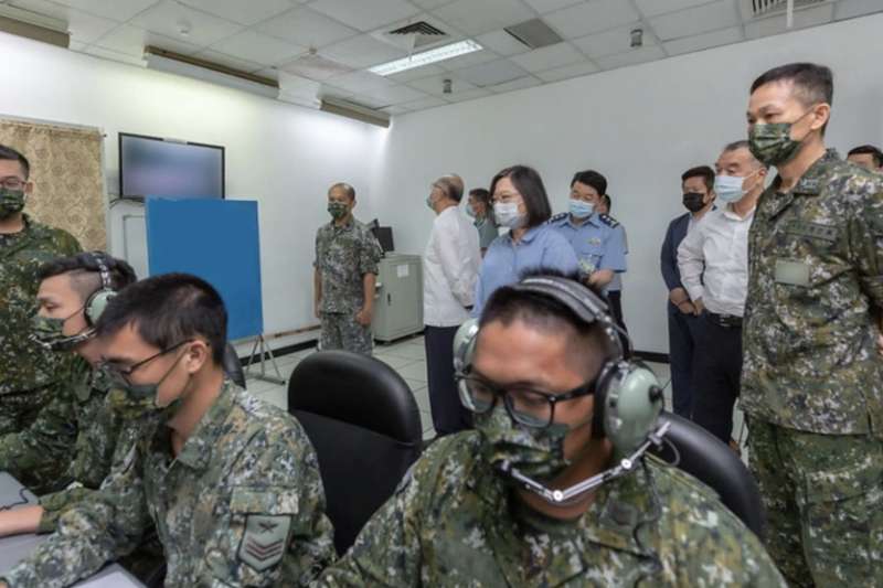 台灣總統蔡英文在空軍防空暨飛彈指揮部所屬部隊視察接戰程序演練。（資料照，總統府提供）