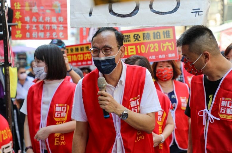 國民黨主席朱立倫（中）5日正式就任，台灣基進立委陳柏惟罷免案將成為「朱主席」首場大考。圖為朱立倫3日到台中烏日參與「刪Ｑ」街頭宣講。圖/朱立倫辦公室提供