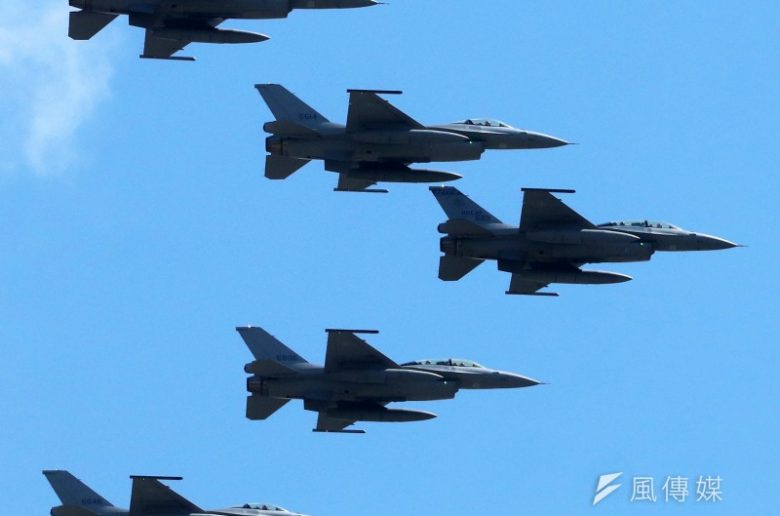 美國強化台灣防衛能力，預計本月將迎來首支全F-16V組成的作戰隊成軍。圖為5架F-16V參與國慶空中分列式。（蘇仲泓攝）