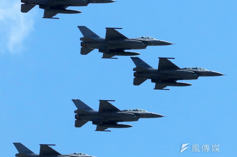 美國強化台灣防衛能力，預計本月將迎來首支全F-16V組成的作戰隊成軍。圖為5架F-16V參與國慶空中分列式。（蘇仲泓攝）