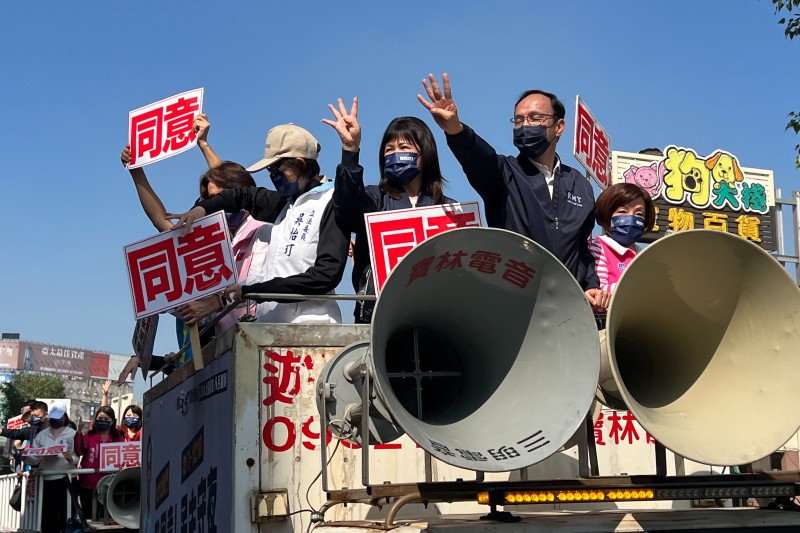 國民黨主席朱立倫南下屏東縣、高雄市，為公投過關進行戰車掃街催票。圖/國民黨提供