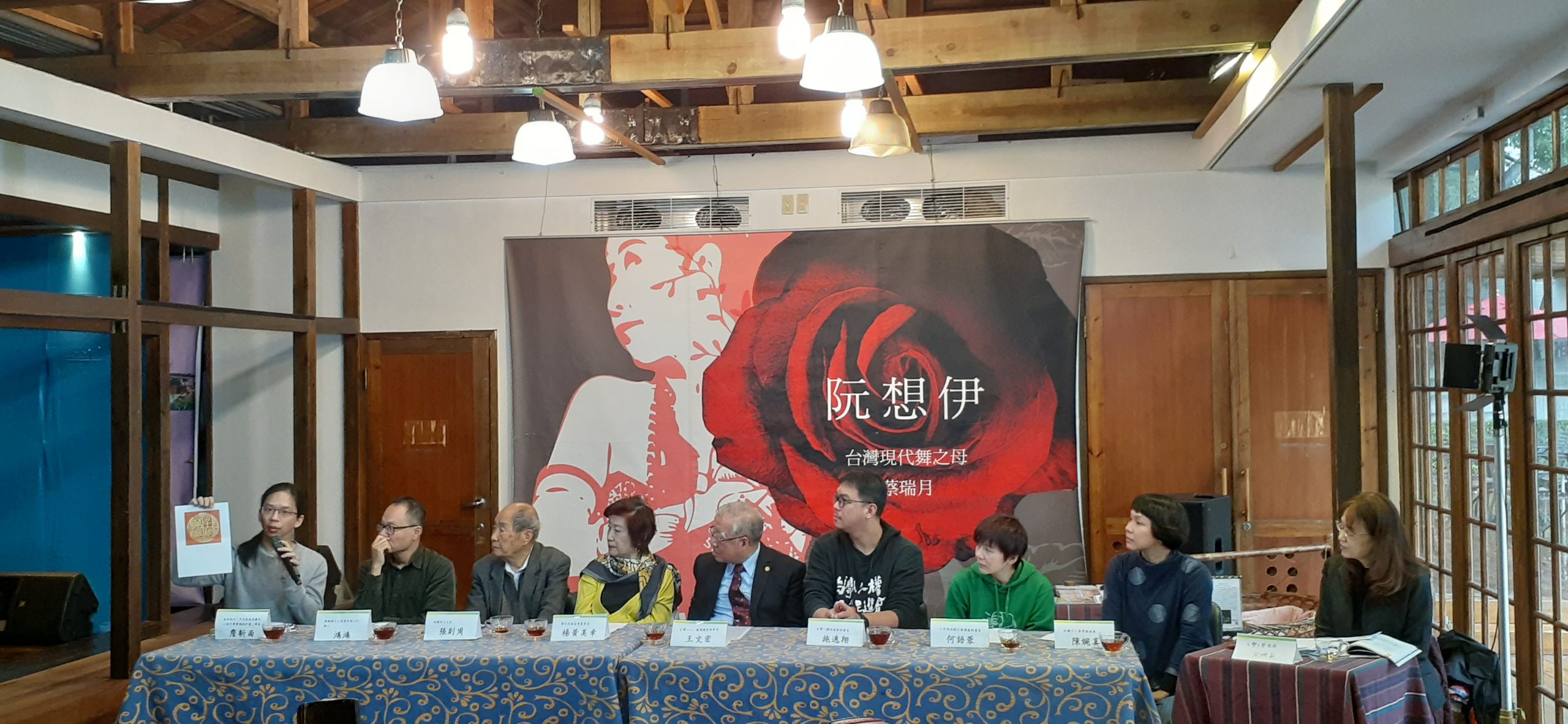 政治受難者團體聯合發起「從『歷史之刺』到『民主之盾』：我們對『中正紀念堂』轉型問題的聲明」連署，重申他們對中正紀念堂轉型的具體主張，並在12月21日上午由台灣大學教授周婉窈召主持記者會。