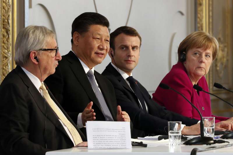 中國國家主席習近平（左二）企圖靠歐盟，突破美國封鎖。（美聯社）