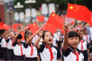 中國民眾自幼便被國家教育要「愛國愛黨」。圖/取自新浪網