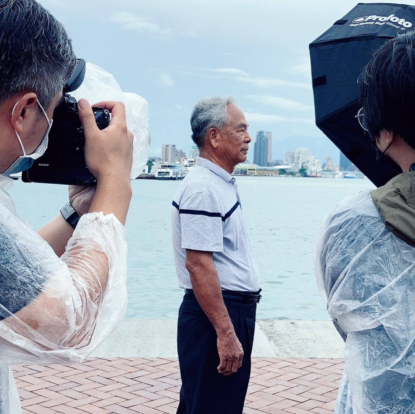 不畏風雨下，在基隆漁港拍攝簡中生成為海洋人才的平行人生。簡中生說他是南投人，四周環山，因而對海很是嚮往，看到就會很開心。資料來源：平行人生臉書粉絲專頁