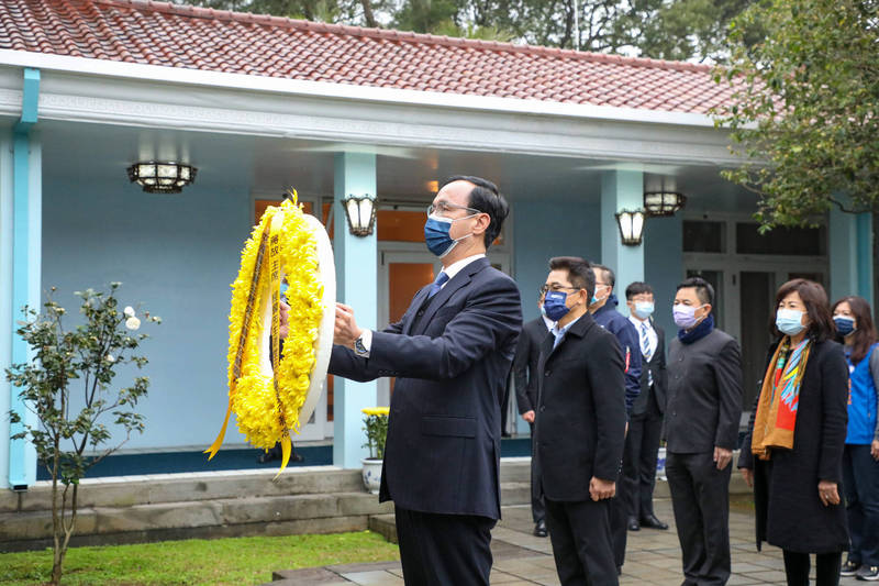 1月13日是故總統蔣經國逝世34週年紀念日，國民黨主席朱立倫（中）前往桃園大溪頭寮謁陵獻花致敬。圖/國民黨文傳會提供