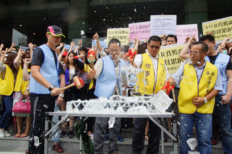 台灣組織工會的比例相當低。圖片為空服員職業工會抗議交通部，取自顥中 王