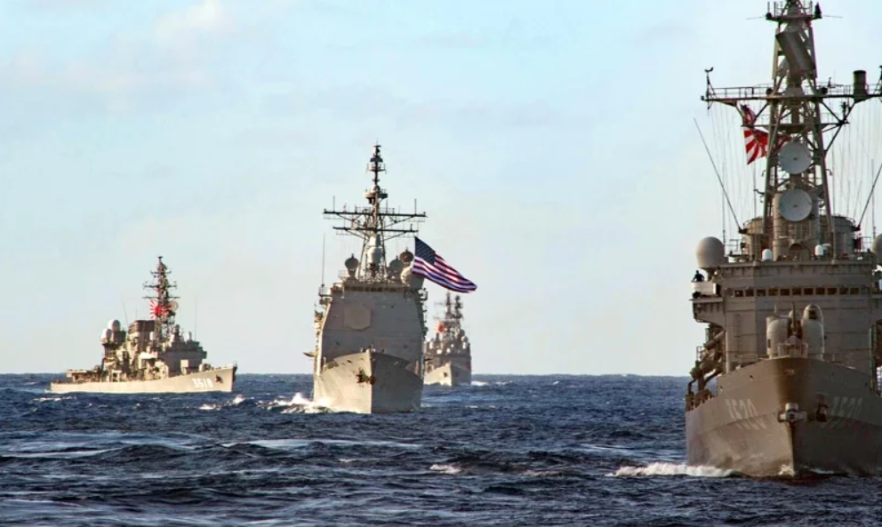 日本訓練艦、驅逐艦與美軍聯合演習。圖/取自美國太平洋艦隊