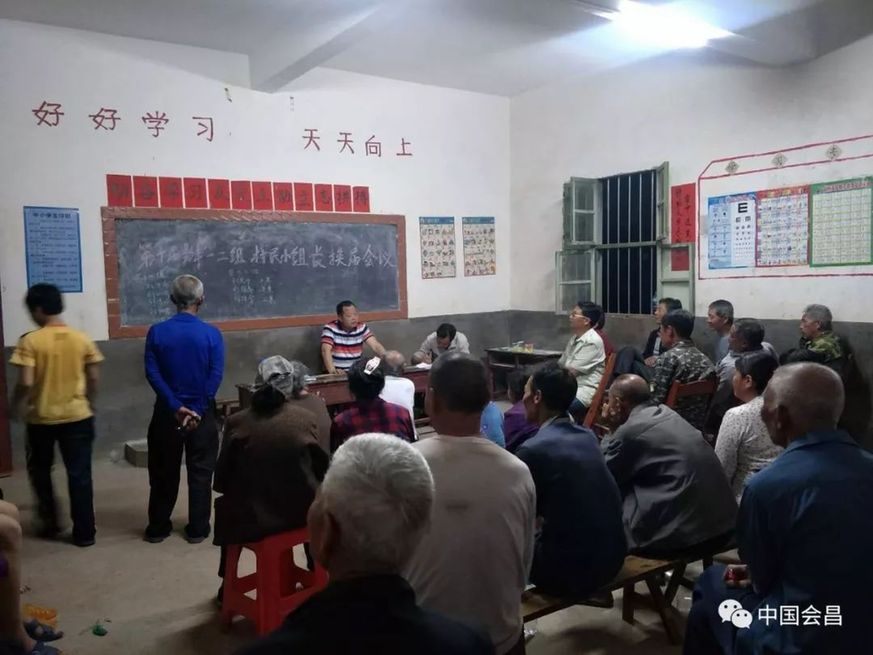中國鄉鎮幹部於夜間召開村民小組長換屆會議。圖/中國日報