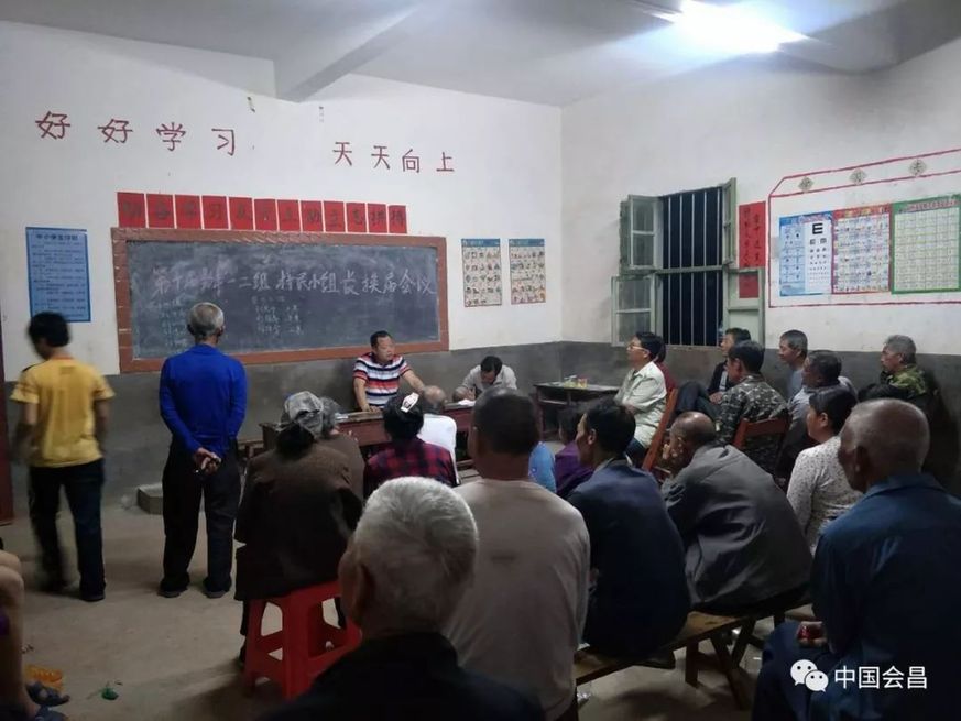 中國鄉鎮幹部於夜間召開村民小組長換屆會議。圖/中國日報