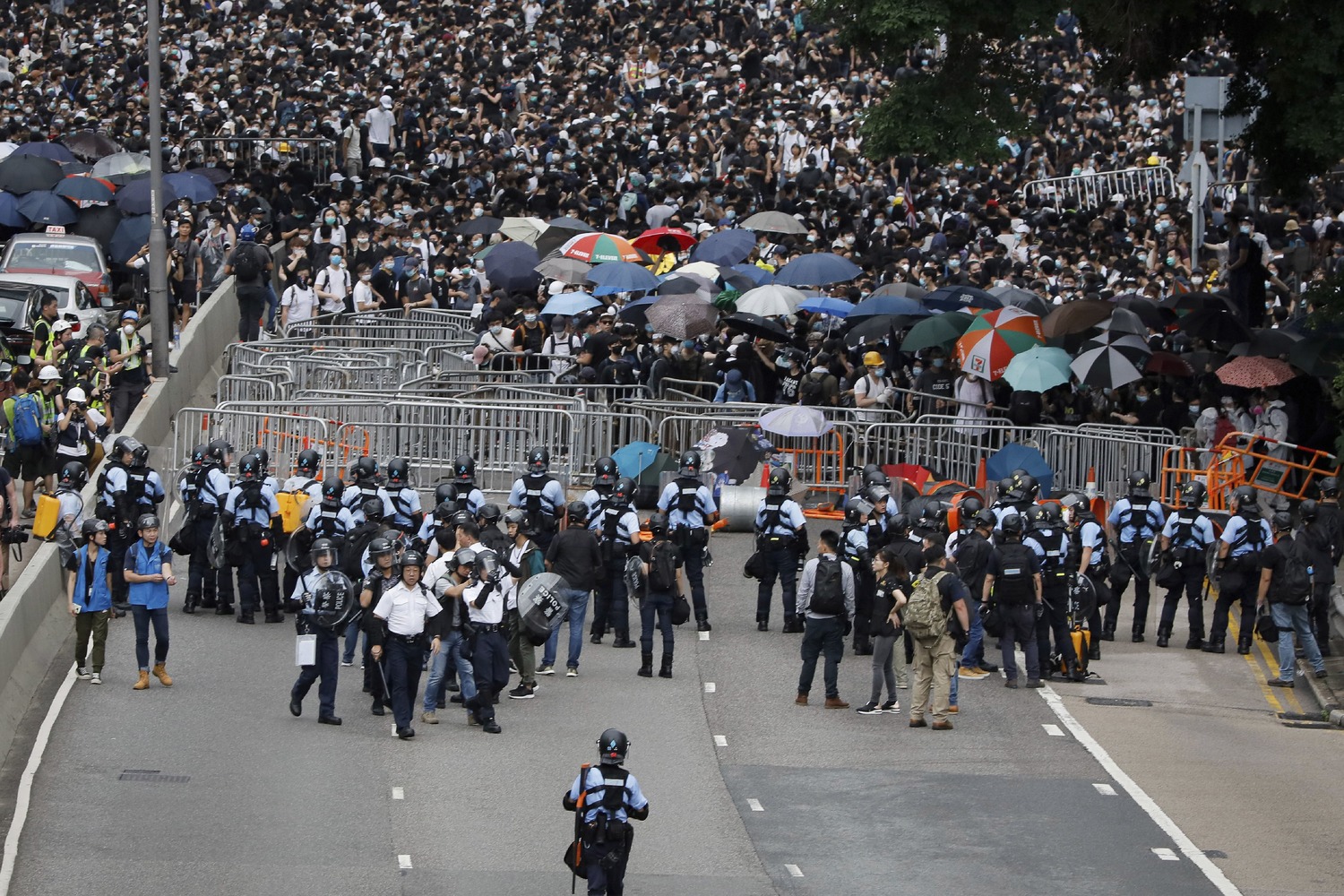 反送中運動期間，泛民主派人士發起在銅鑼灣進行流水式集會及遊行，黎智英等人未經官方批准，帶領上街遊行。圖：達志影像/美聯社