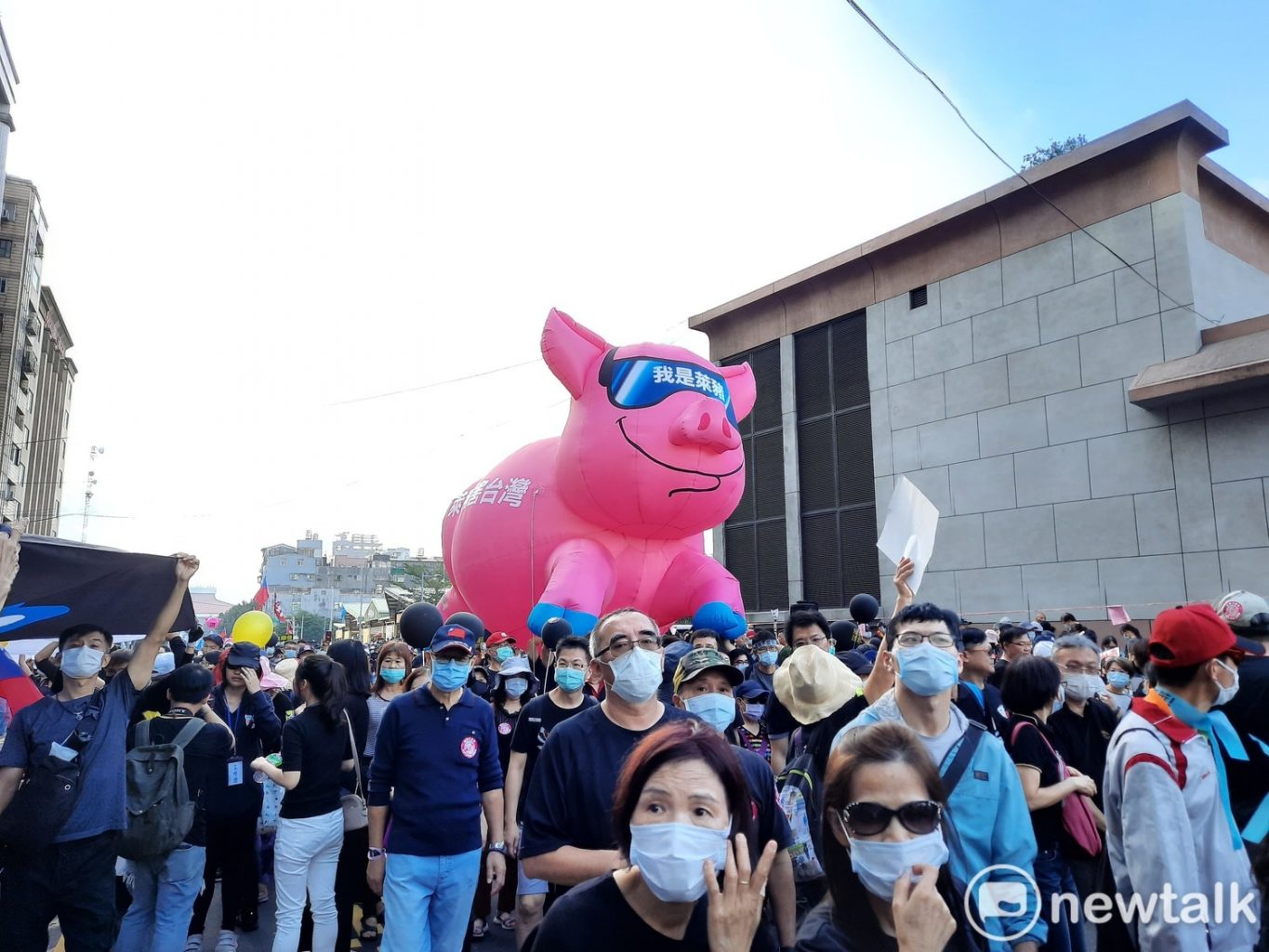 毒理專家招名威表示，若直接萊豬是「毒豬」，國際組織恐將重新檢視台灣對於遵守國際貿易體系的信用度。（圖為去年反萊豬遊行。） 圖：陳佩君/攝（資料照）