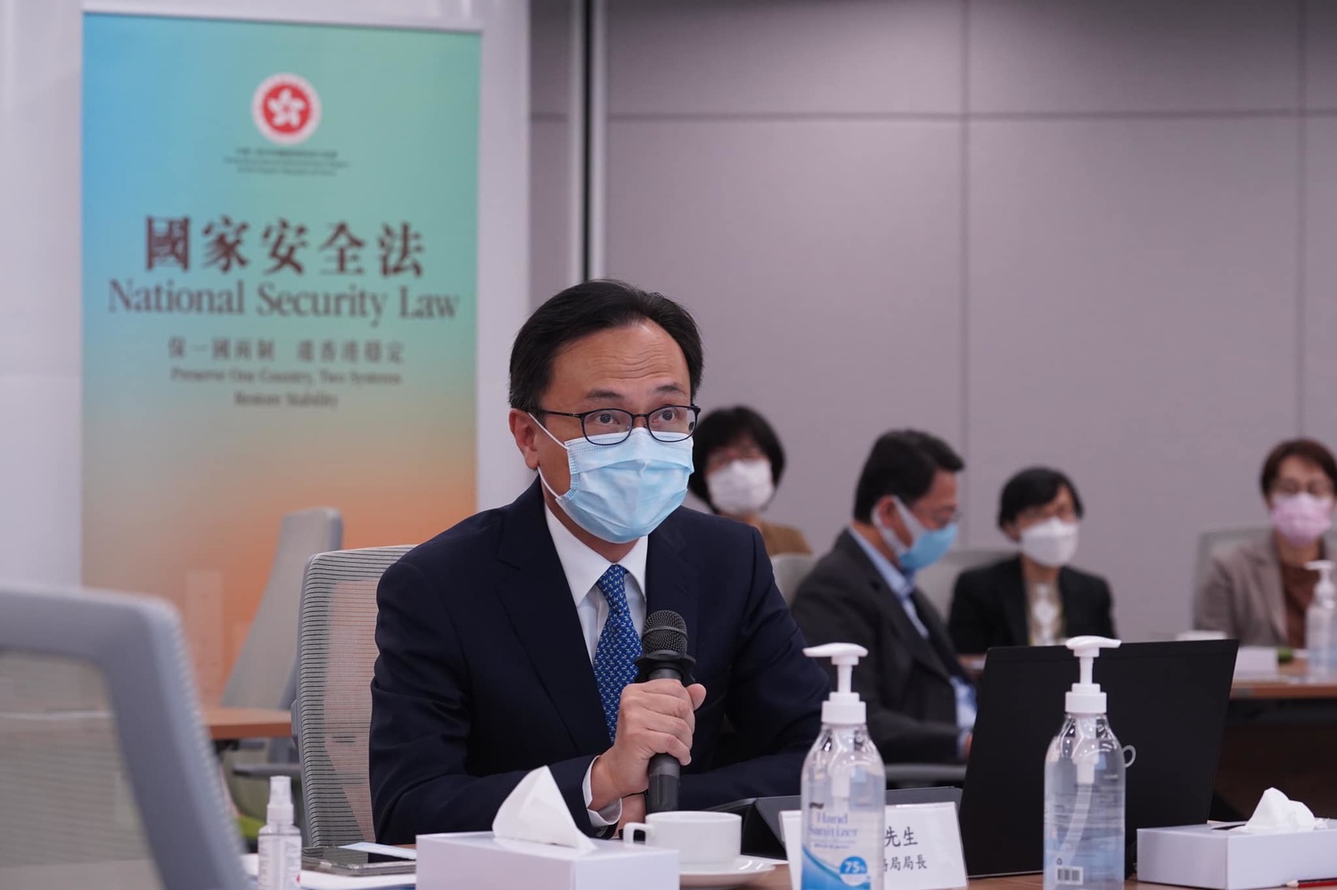 香港公務員事務局局長聶德權揚言，公務員必須在1個月內簽署擁護《基本法》並效忠香港特區政府聲明，否則面臨開除命運。 圖：翻攝自聶德權臉書