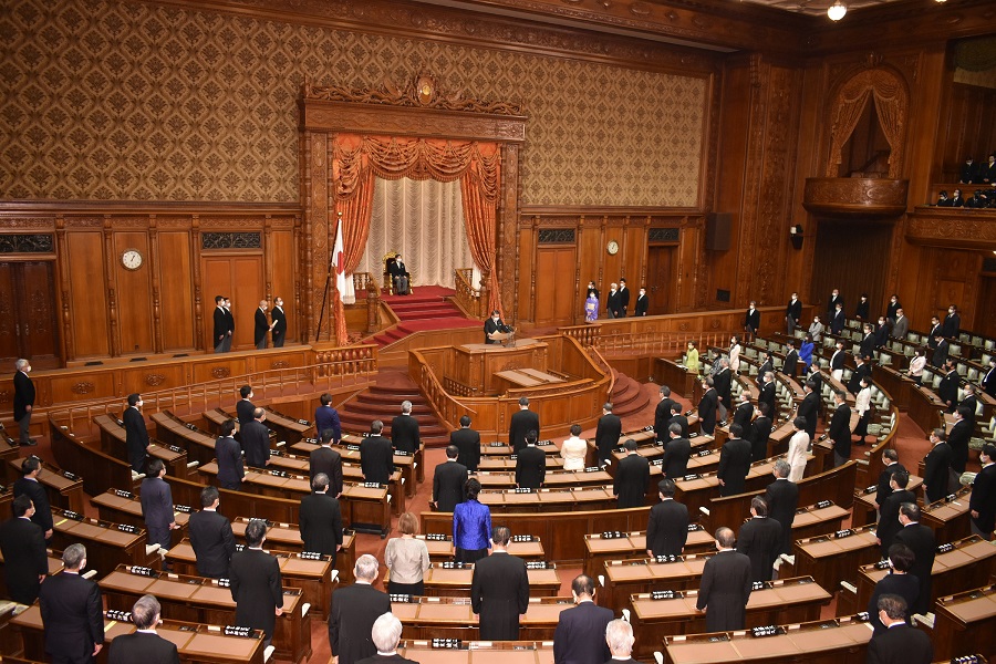 日本參眾兩院700議員中，女性僅佔極少數，從2021年1月，眾議院204回會議開會，穿藍色制服的女議員相當零星，即可一目瞭然。 圖：翻攝自日本眾議院官網