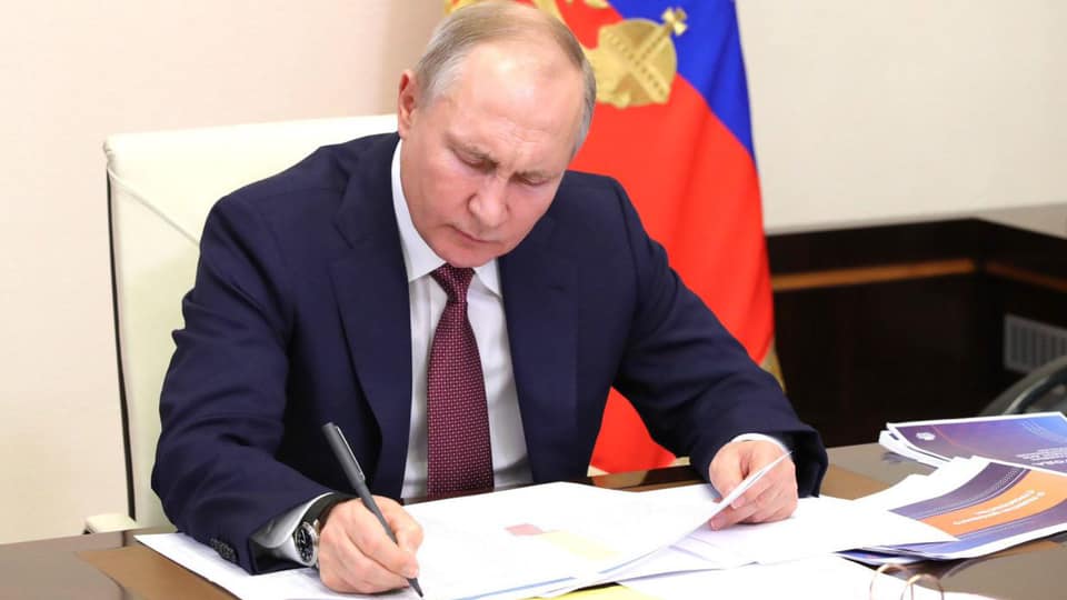 俄羅斯總統普亭日前簽署多項法律，包括1條允許自己得以再連任2屆總統的法律。 圖：翻攝自普亭臉書