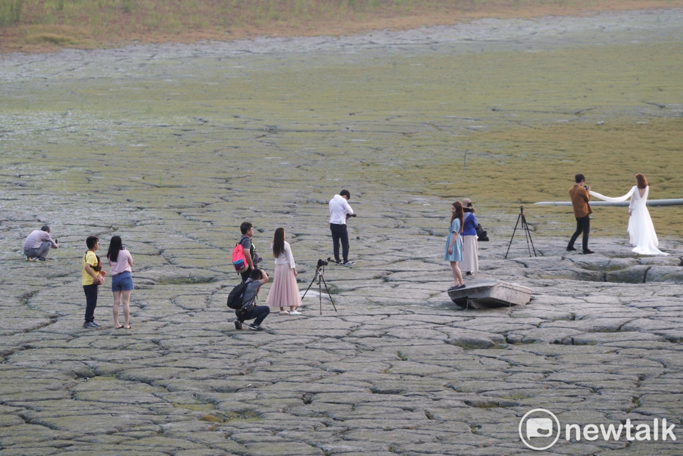 日月潭大竹湖進水口一帶湖底裸露、白色的枯木浮現、淤泥龜裂甚至長出青草，乾旱的湖底奇觀，因IG網美照瞬間變成網美爆紅景點，民眾爭相拍網美照，場景超現實，凸顯旱象的荒謬現象。 圖：張良一/攝