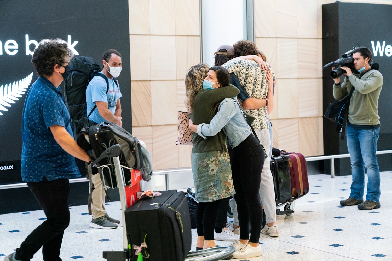 澳洲與紐西蘭旅遊泡泡19日啟動，機場湧現睽違已久的人潮，不少旅客激動相擁。 圖：翻攝自雪梨機場臉書