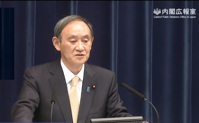 日本首相菅義偉今天為再次發布緊急事態表達歉意。 圖：翻攝首相官邸臉書直播